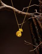 老凤祥「藏宝金·纳吉」系列:福袋承祥,岁末纳吉